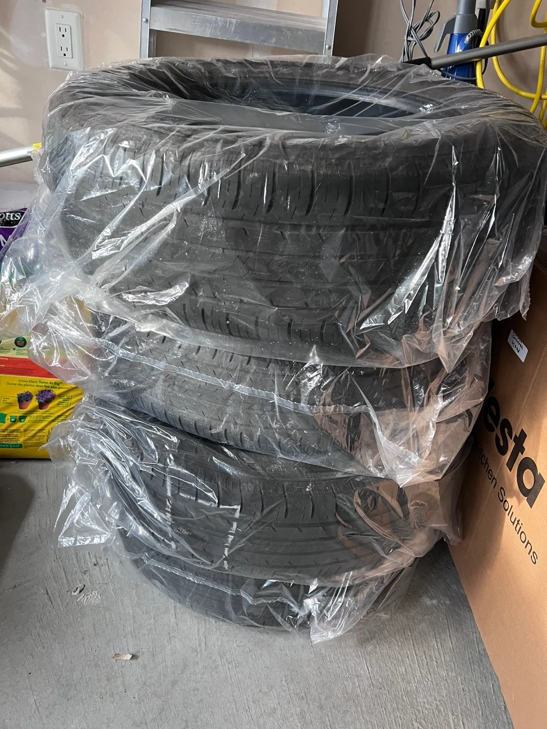 Set of four Hankook Kinergy GT all-season tires image indicator(3)