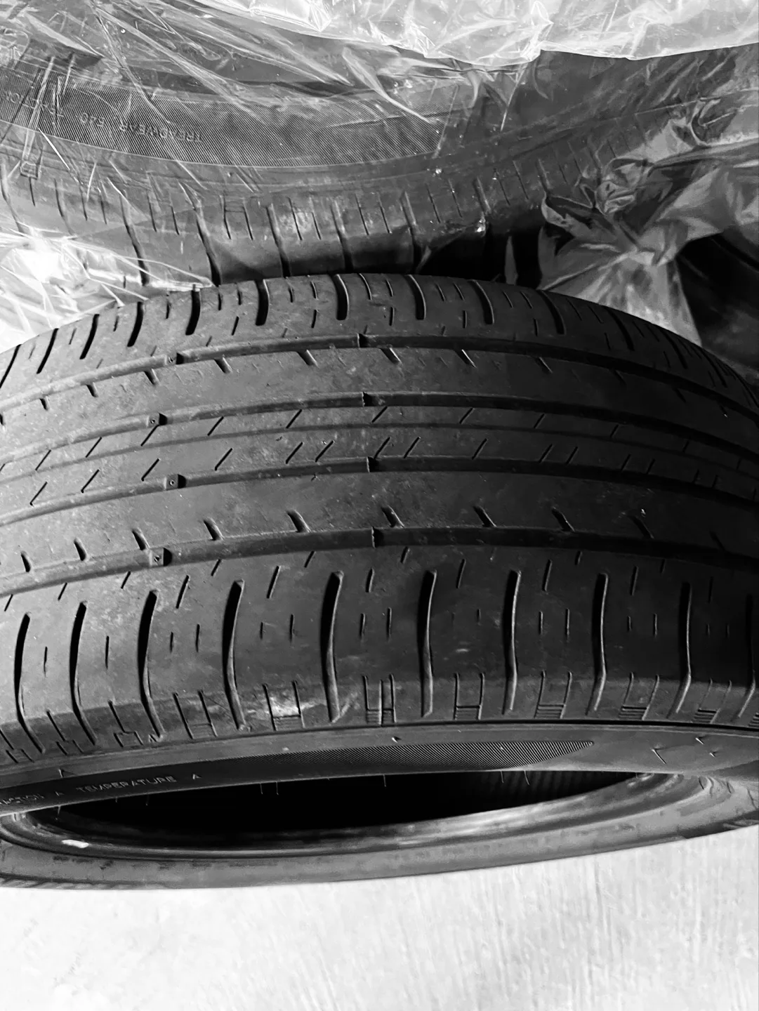 Set of four Hankook Kinergy GT all-season tires image indicator(2)