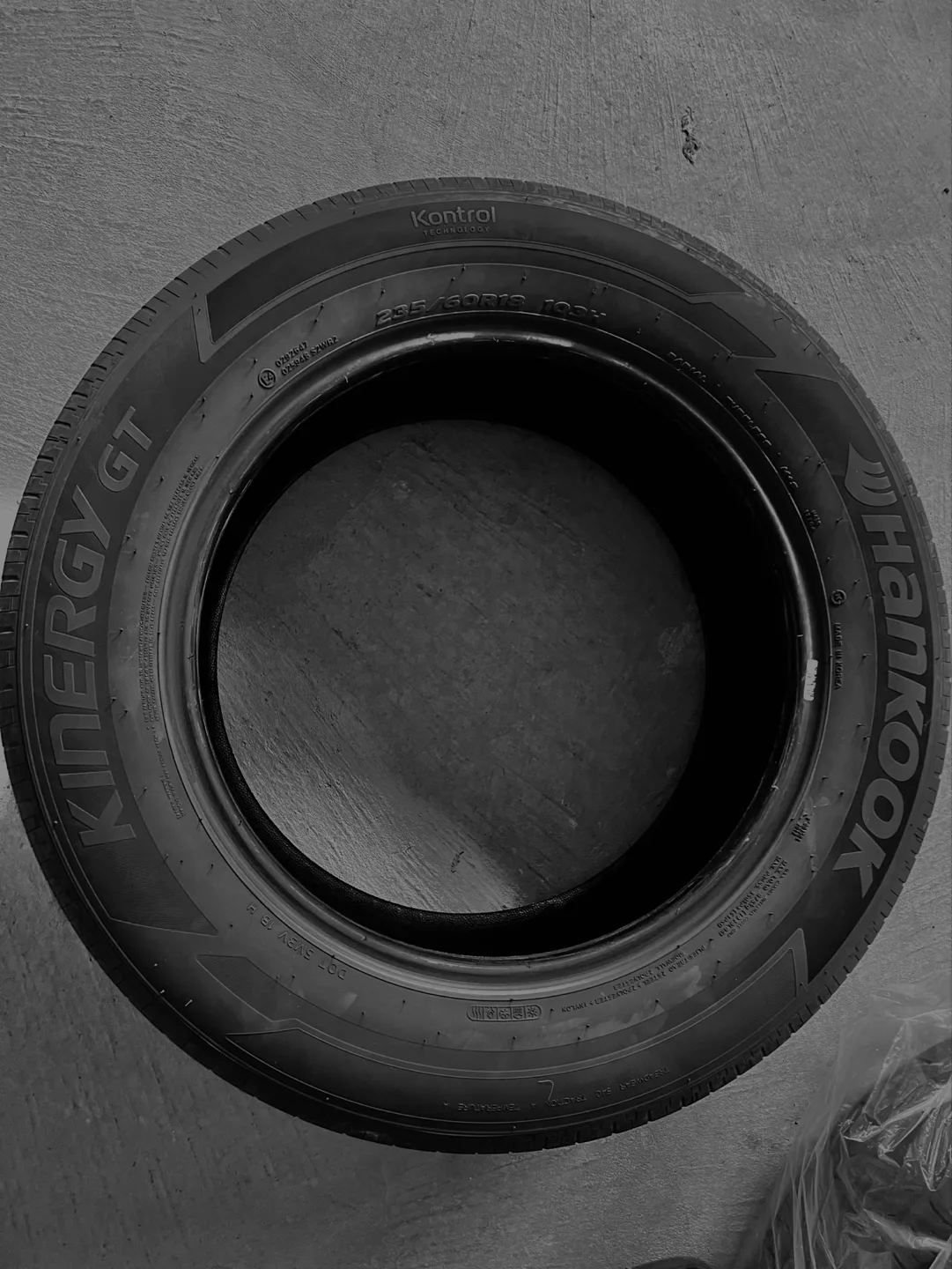 Set of four Hankook Kinergy GT all-season tires thumbnail