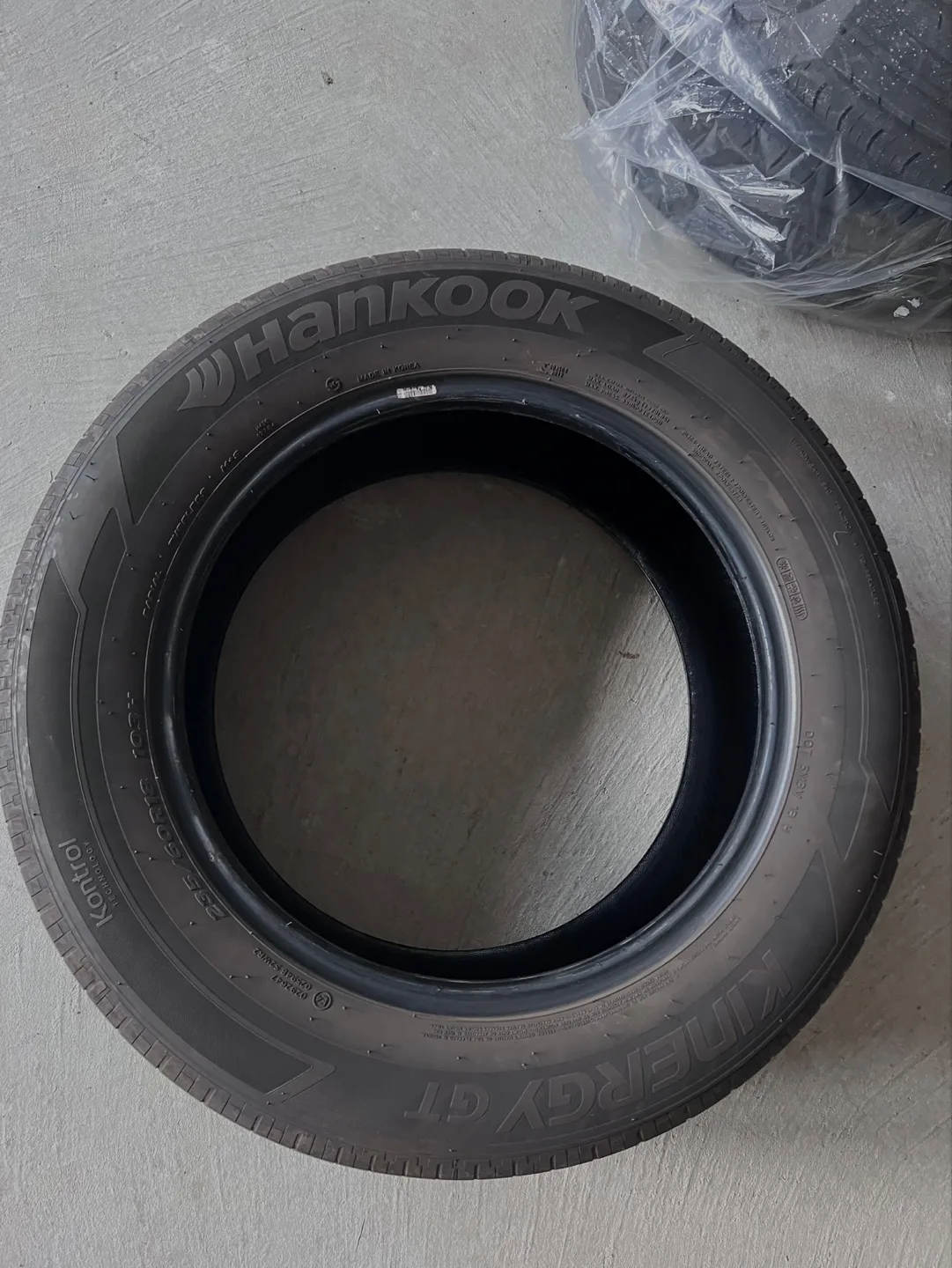 Set of four Hankook Kinergy GT all-season tires image indicator(4)