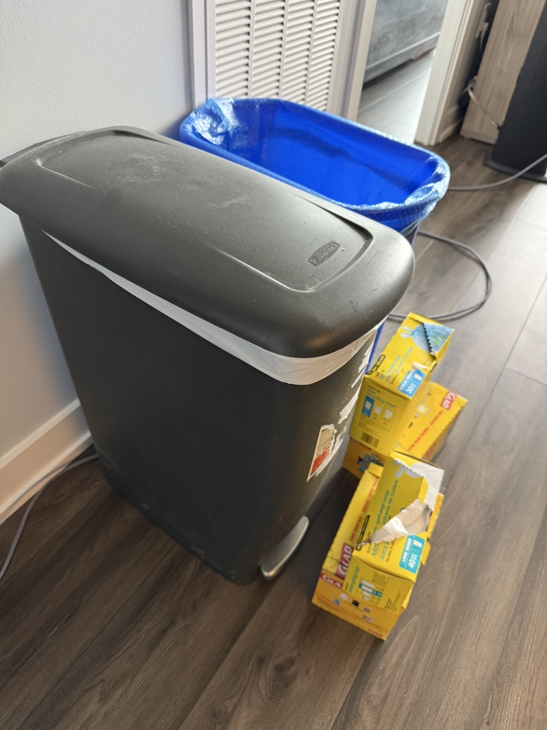 Garbage and recycling bins with bags - photo 2