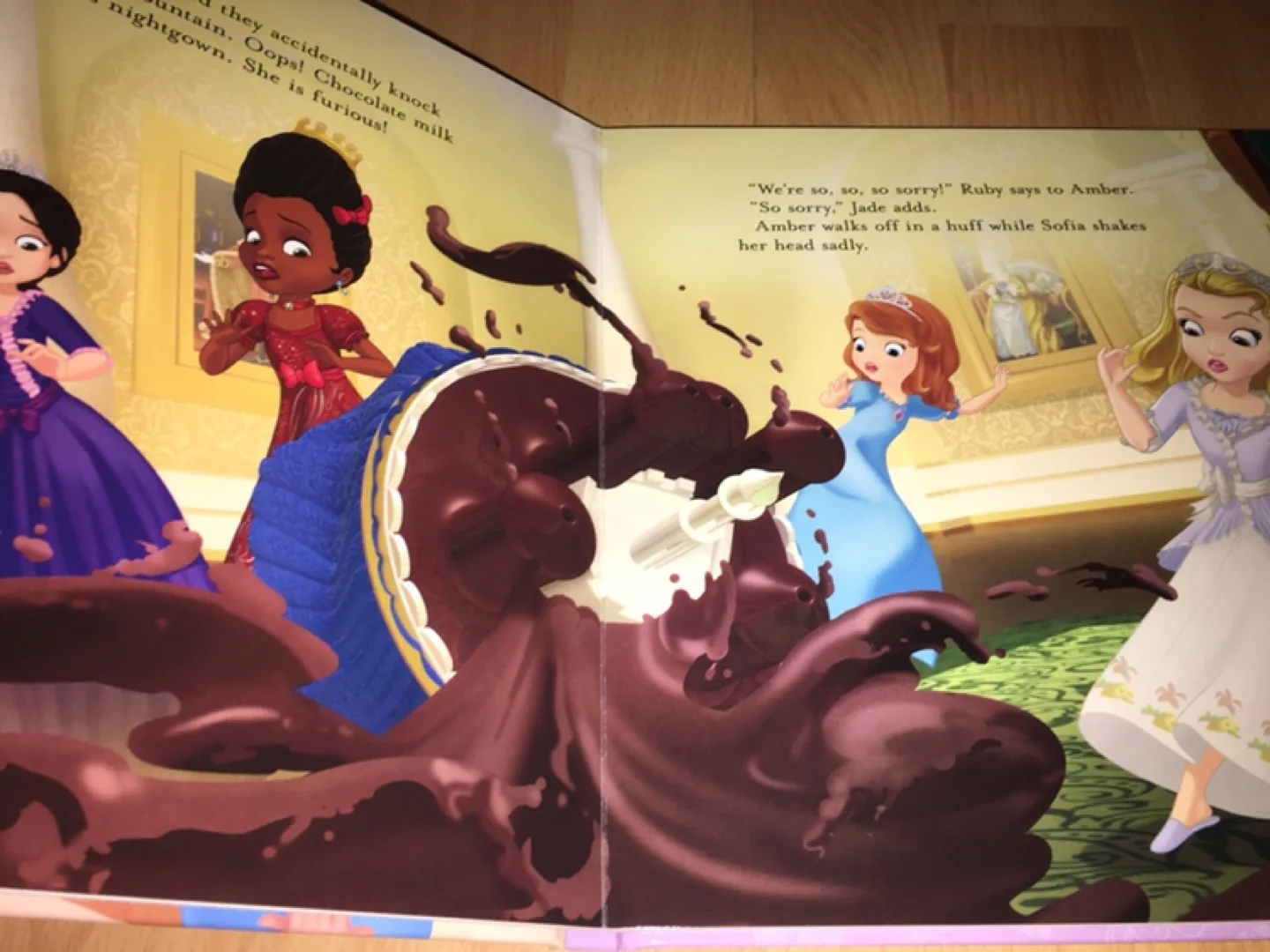 Sofia the First: The Royal Slumber Party Board Book 💚 image indicator(2)