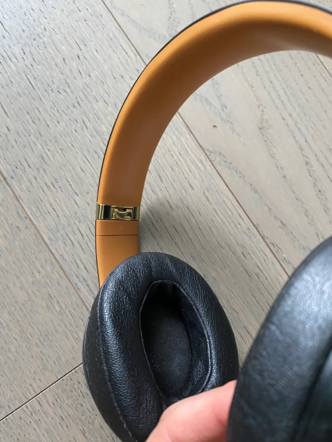 Beats Studio3 Wireless Headphones - Black/Tan image indicator(4)