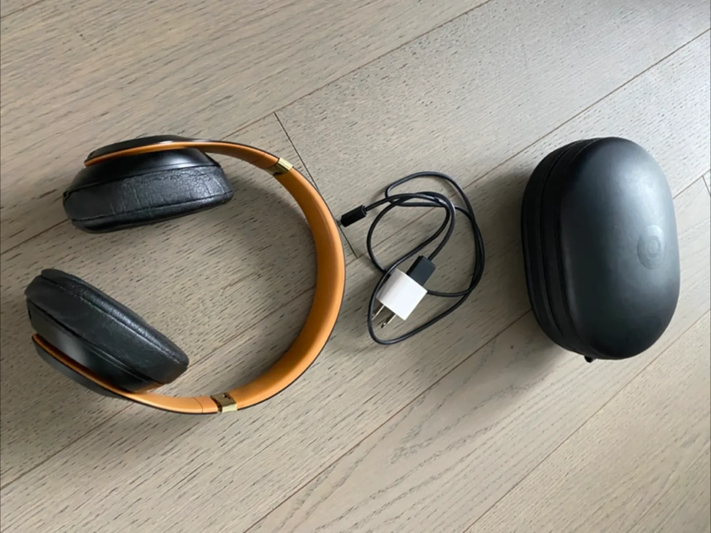 Beats Studio3 Wireless Headphones - Black/Tan image indicator(5)