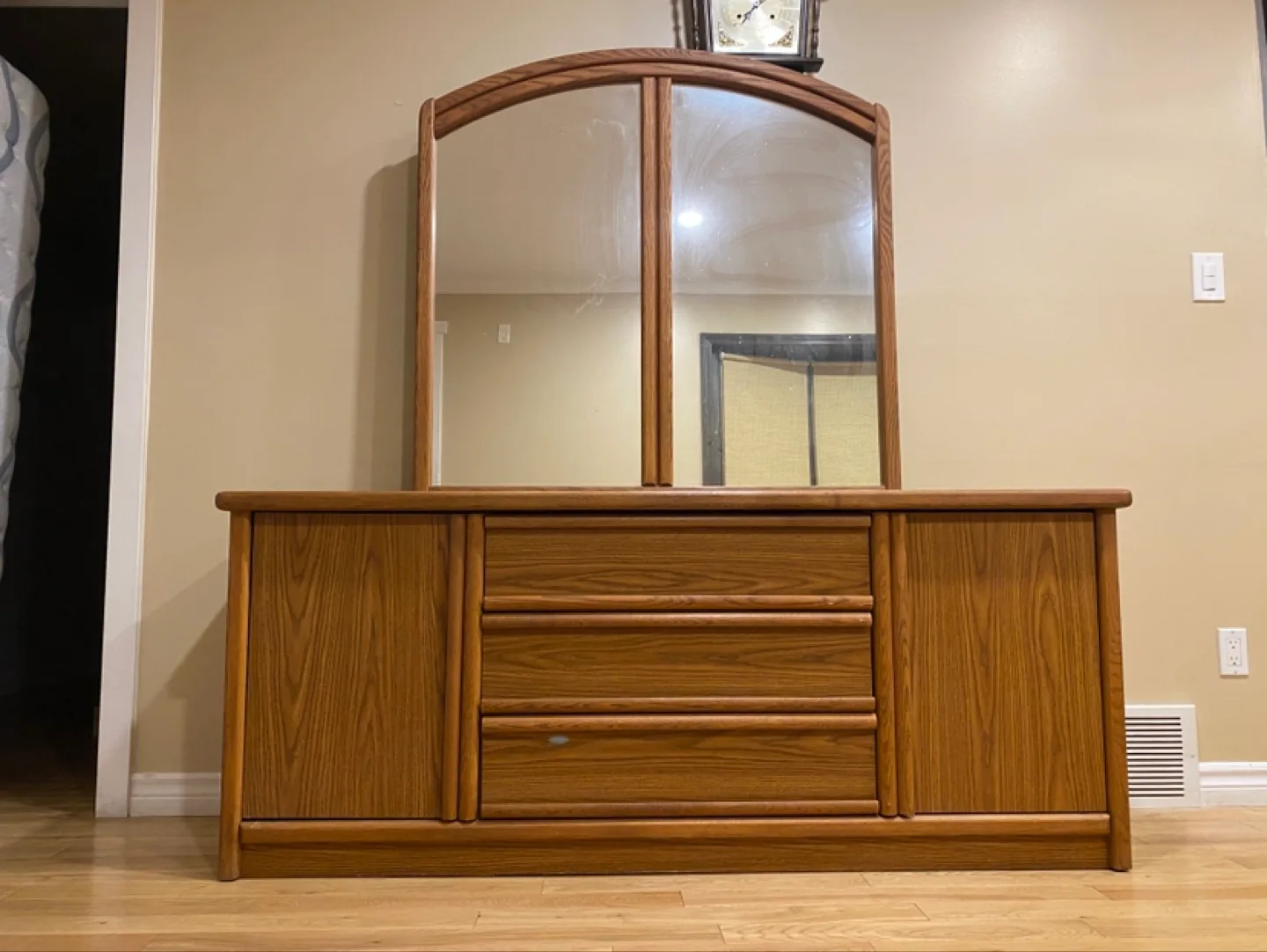 Beautiful Classic Dresser With Mirror (CAN DELIVER)