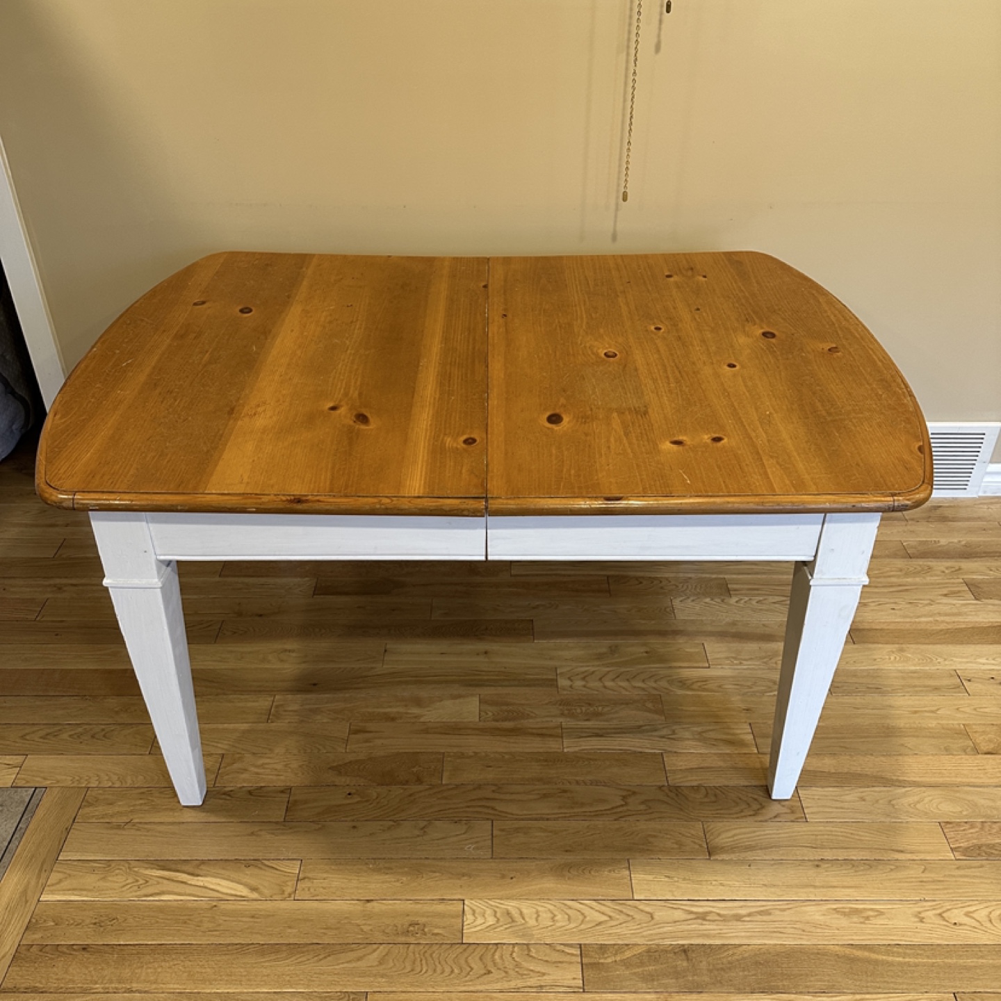 Gorgeous Extendable Wood Dining Table (CAN DELIVER)