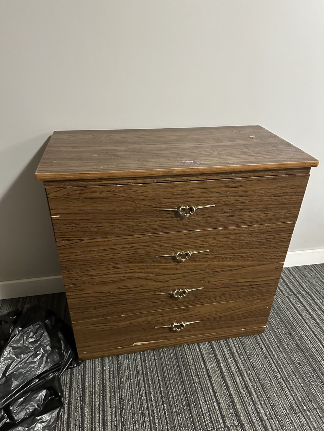 Five-drawer wooden dresser 💚
