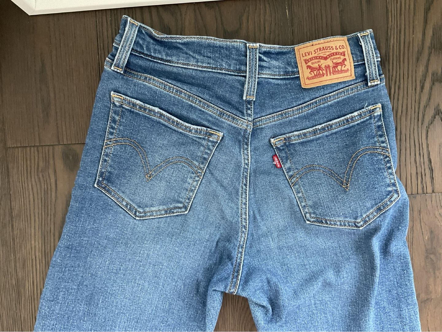 Levi's High-Rise Jeans - Size 27