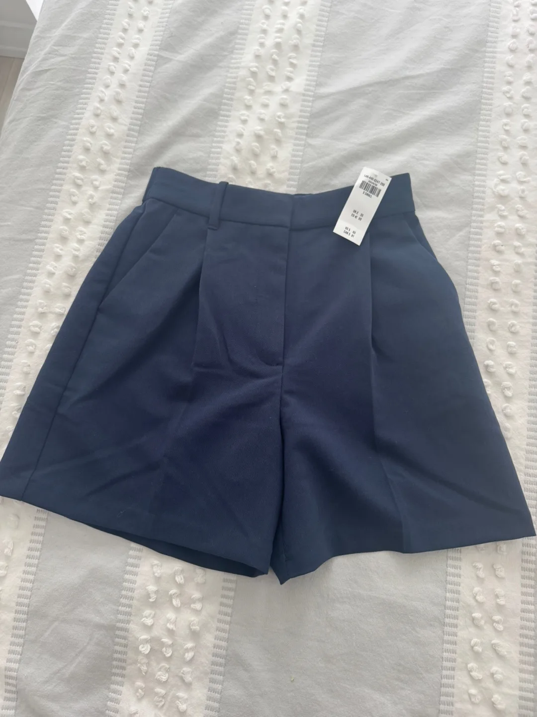 Abercrombie & Fitch Navy Blue Pleated Shorts - Size XSmall thumbnail