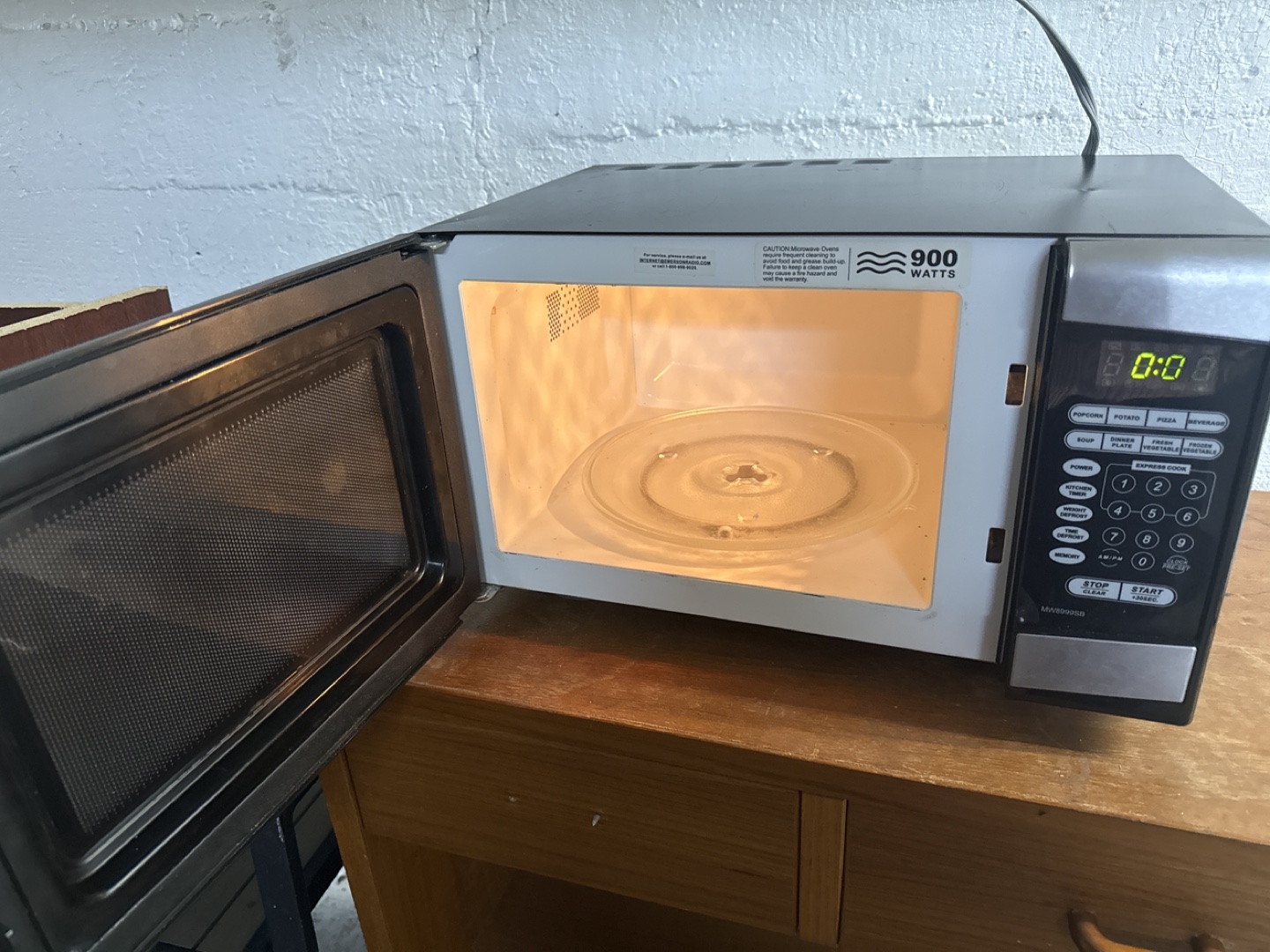 Emerson 900-Watt Microwave - photo 2