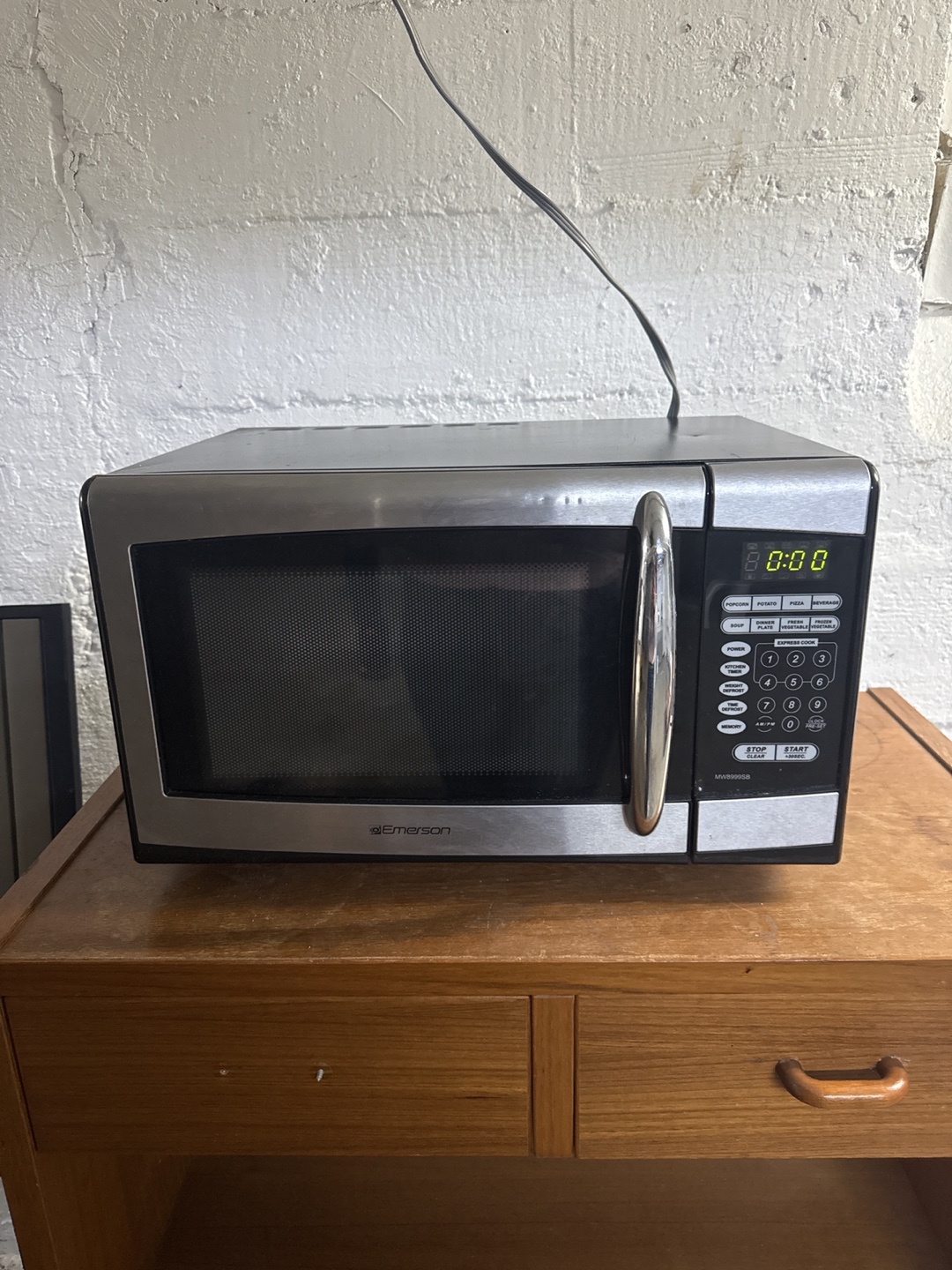 Emerson 900-Watt Microwave