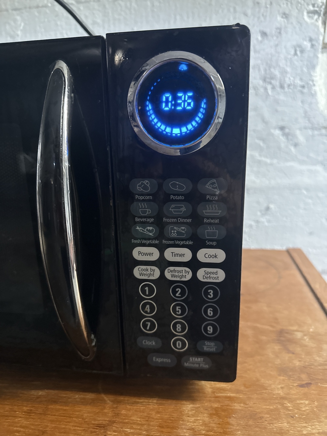 900-Watt Black Microwave - photo 2