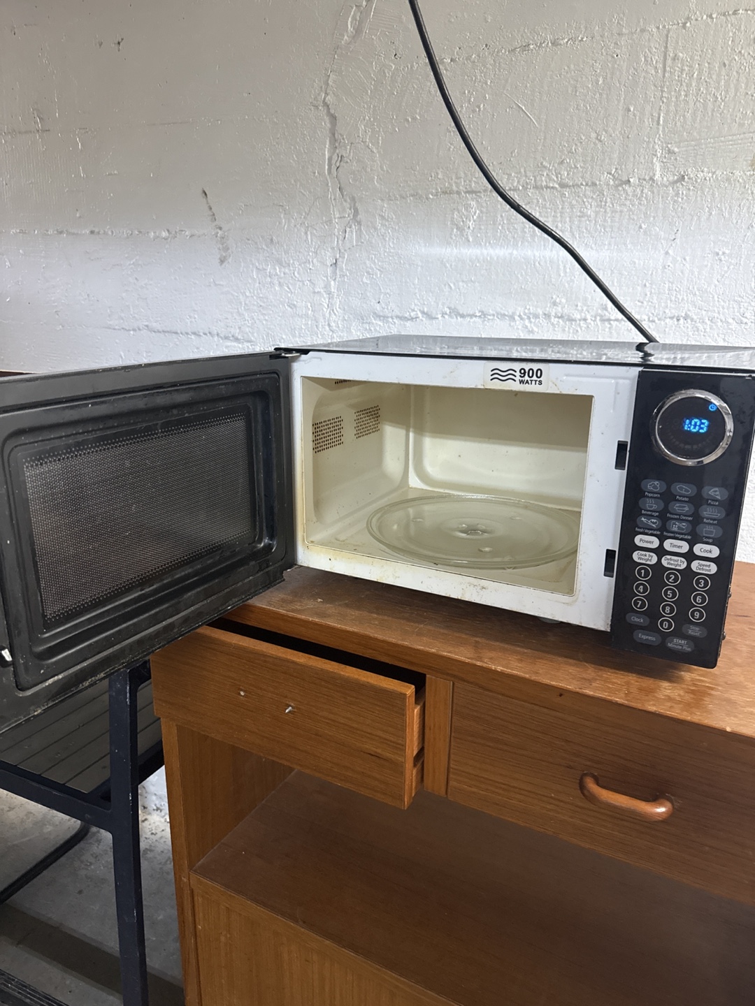 900-Watt Black Microwave - photo 3