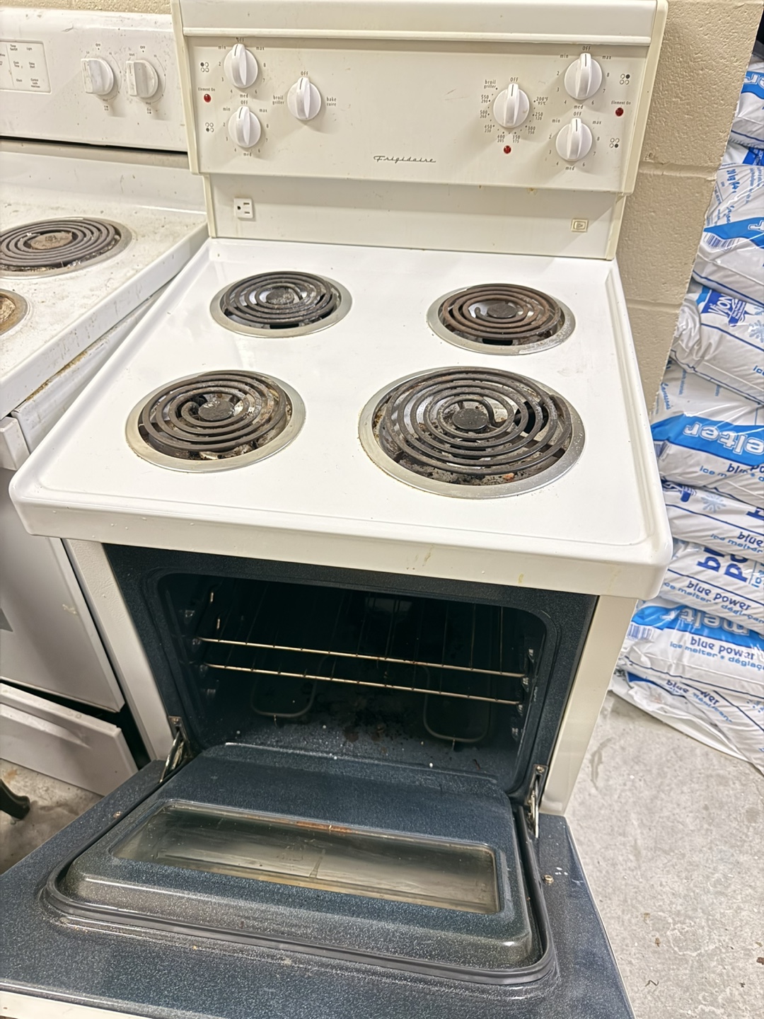 Frigidaire Electric Stove 24” - photo 3