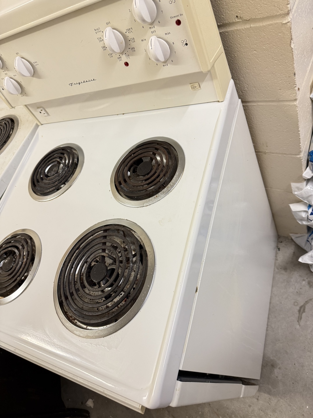 Frigidaire Electric Stove 24” - photo 4