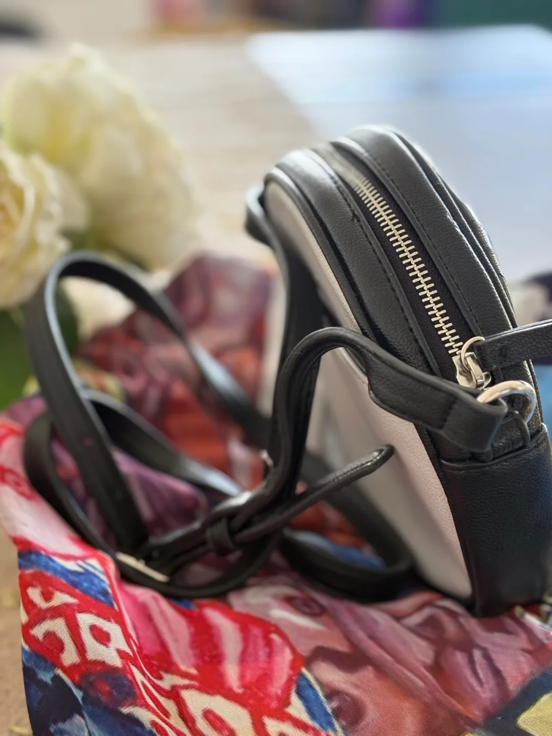 Unique Round Face Crossbody Bag image indicator(4)