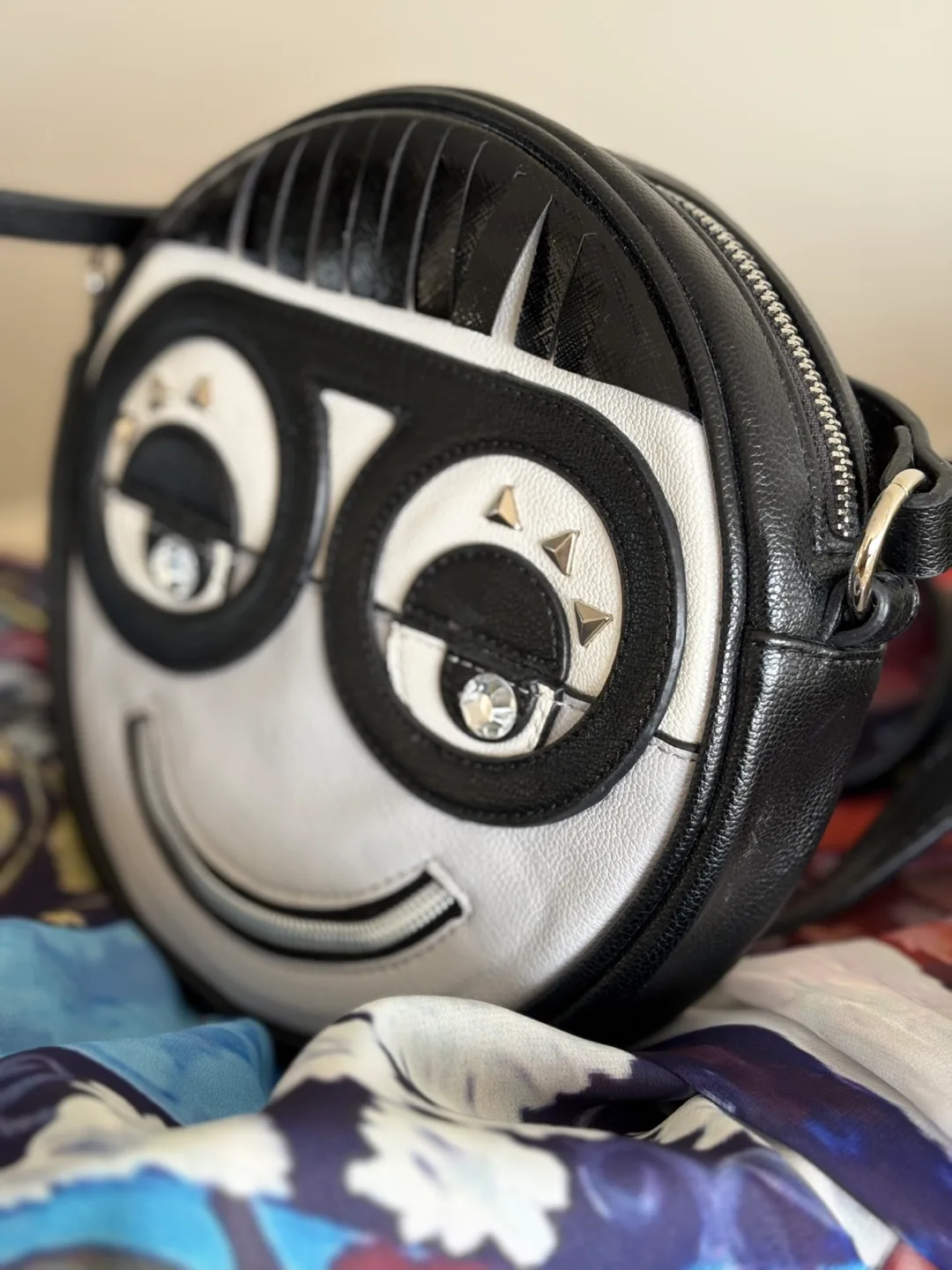 Unique Round Face Crossbody Bag image indicator(2)