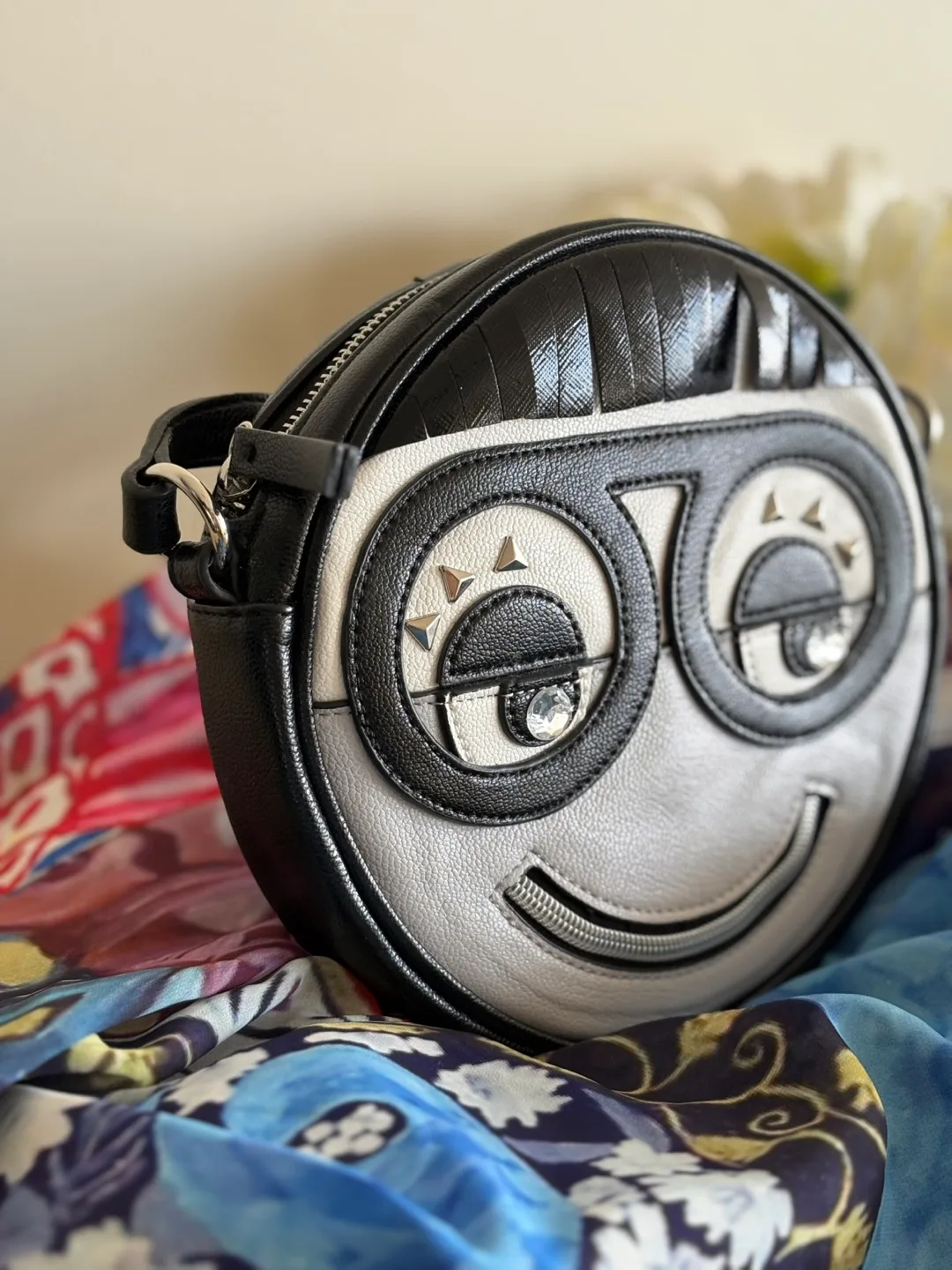 Unique Round Face Crossbody Bag image indicator(3)