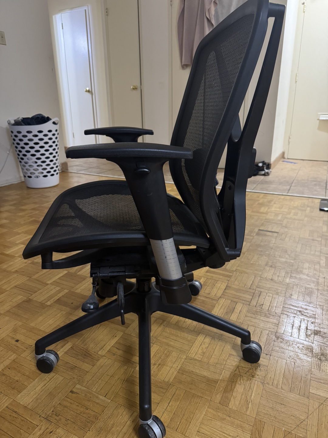 Ergonomic Mesh Office Chair - photo 2