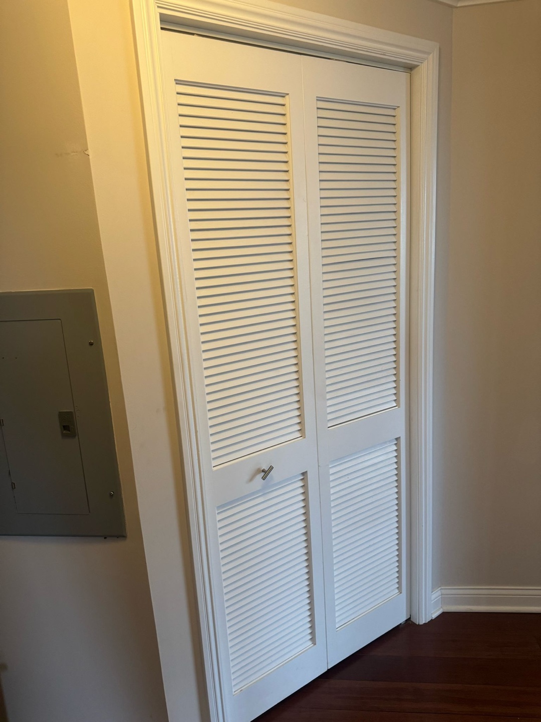 White Louvered Bi-fold Closet Doors