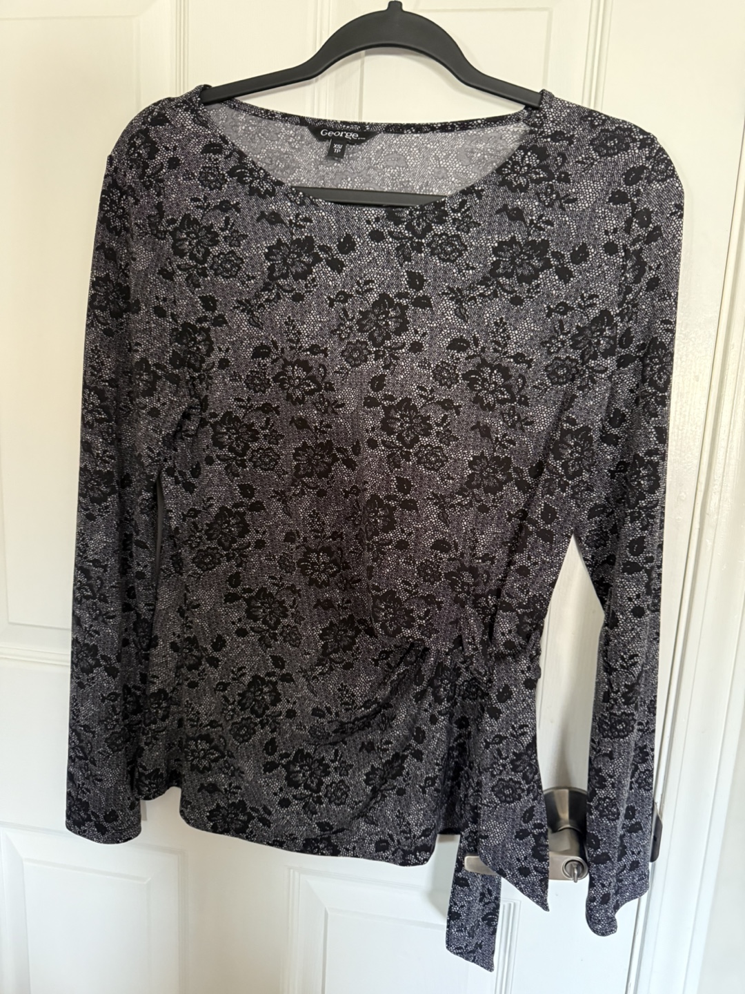 Women's XS Black & Grey pattern top Blouse