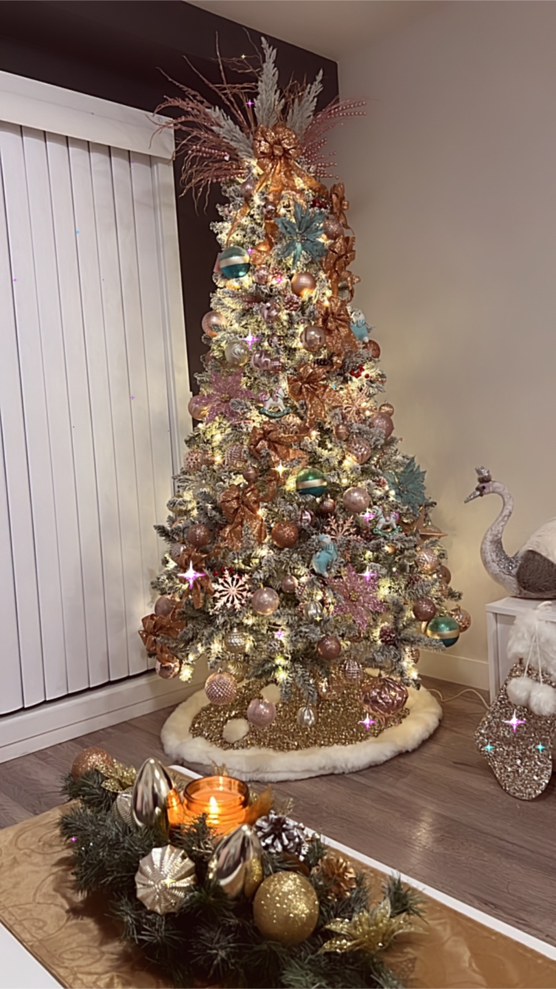Pre-lit flocked artificial Christmas tree - photo 3