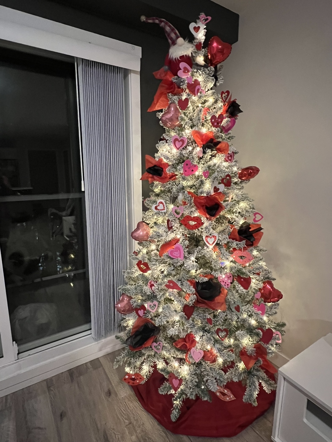 Pre-lit flocked artificial Christmas tree - photo 2