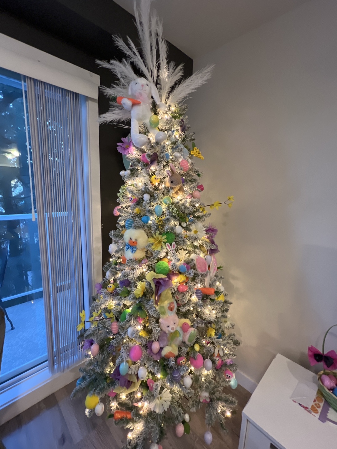 Pre-lit flocked artificial Christmas tree - photo 5
