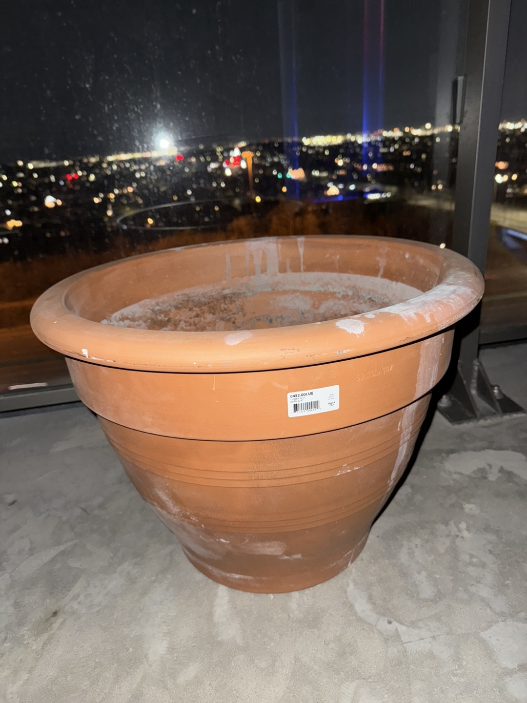 Large Terracotta-coloured Plastic Pot