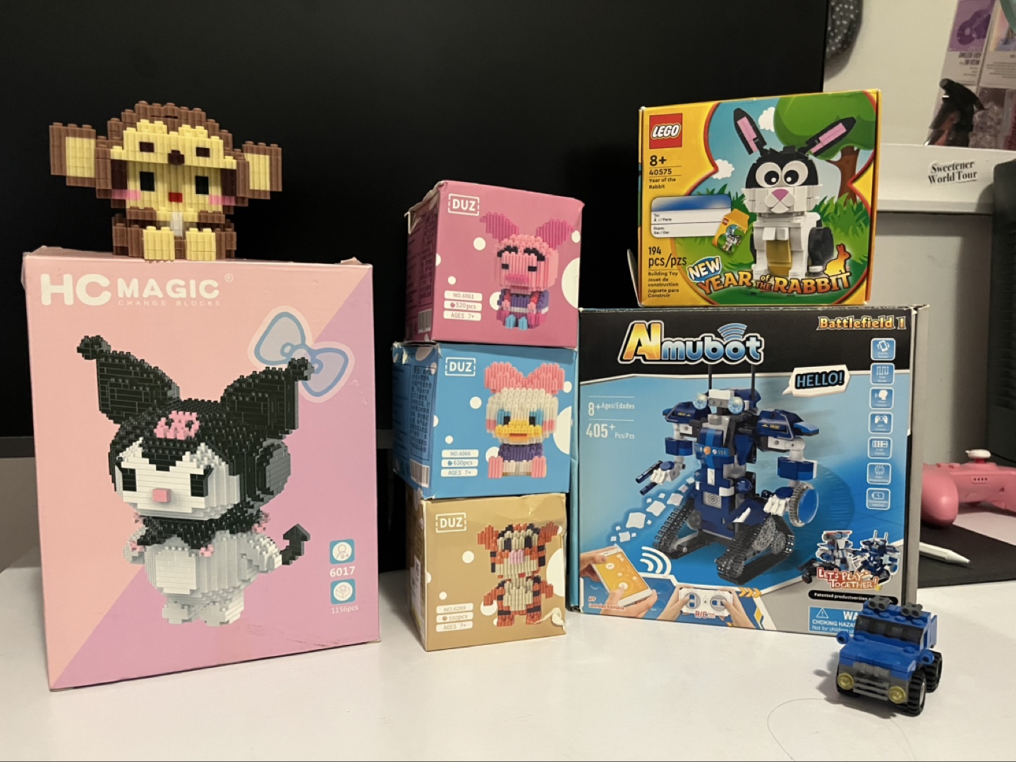 Bulk lot of mini-figure building blocks