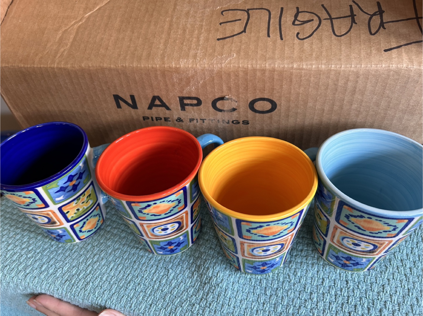 Set of four colourful mugs - photo 2