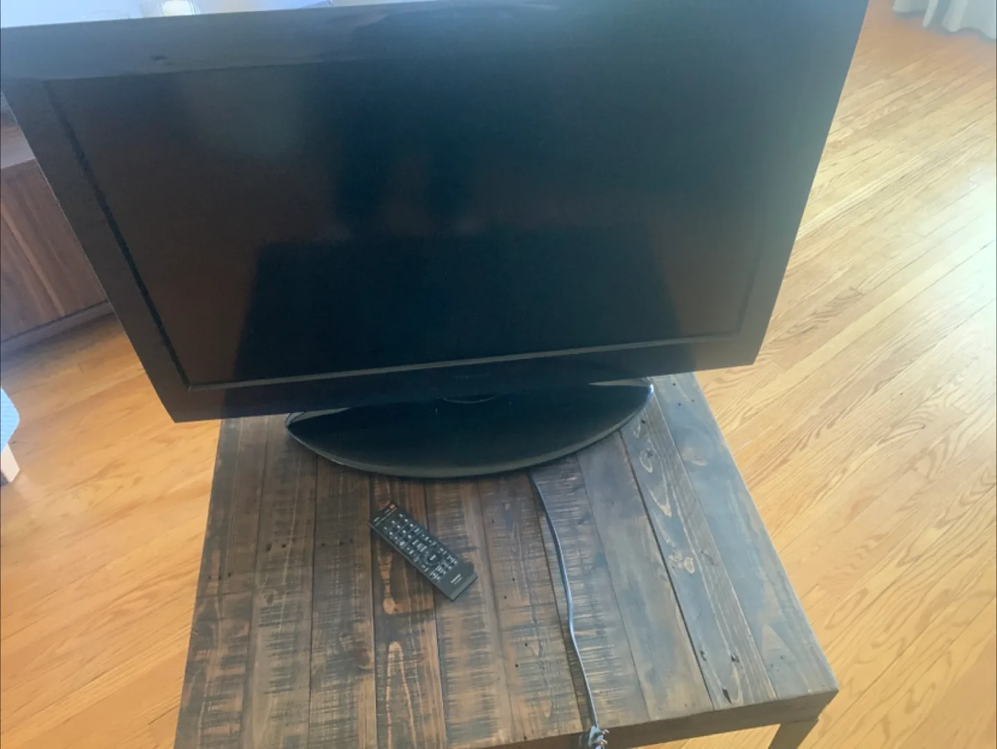 Toshiba LCD TV with Remote image indicator(4)