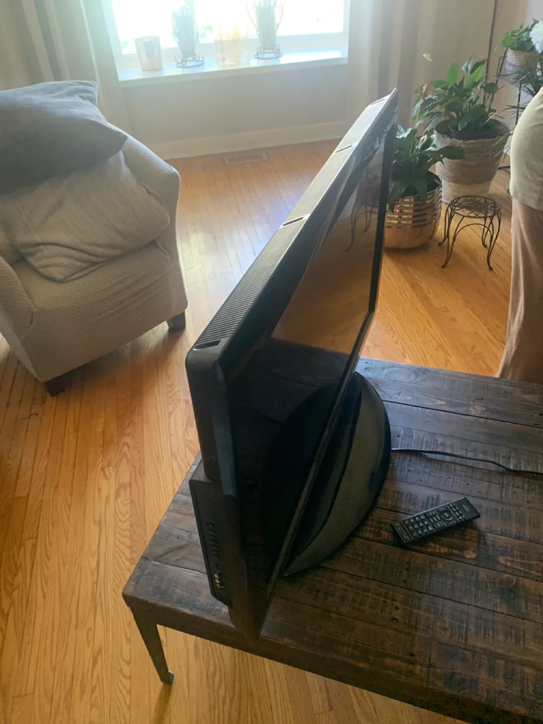 Toshiba LCD TV with Remote image indicator(3)