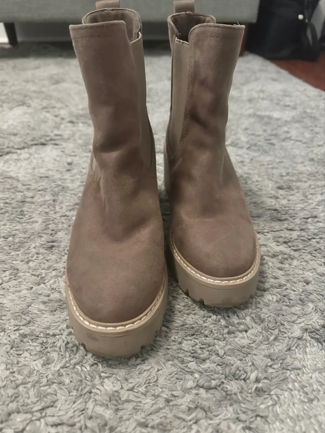 Women's Brown Platform Chelsea Boots image indicator(3)