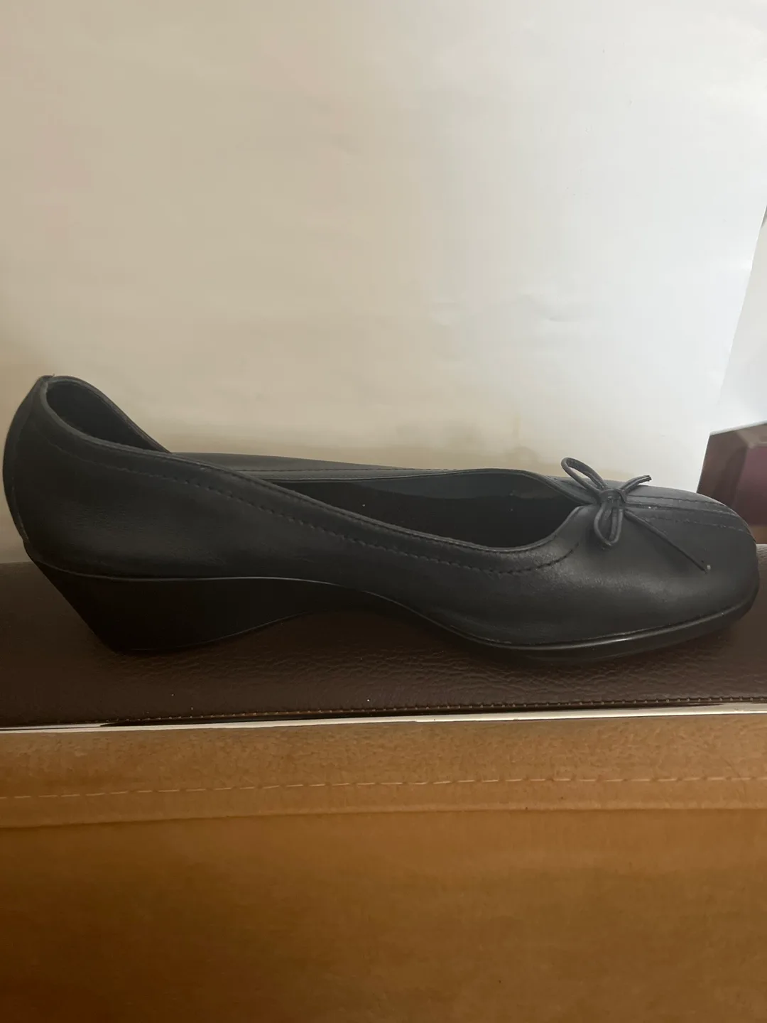 Aerosoles Women's. Very dark blue Leather  Ballerina Flats image indicator(6)