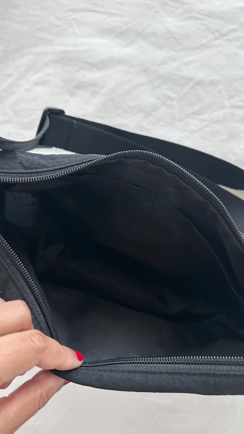 Uniqlo Black Fanny Pack image indicator(6)