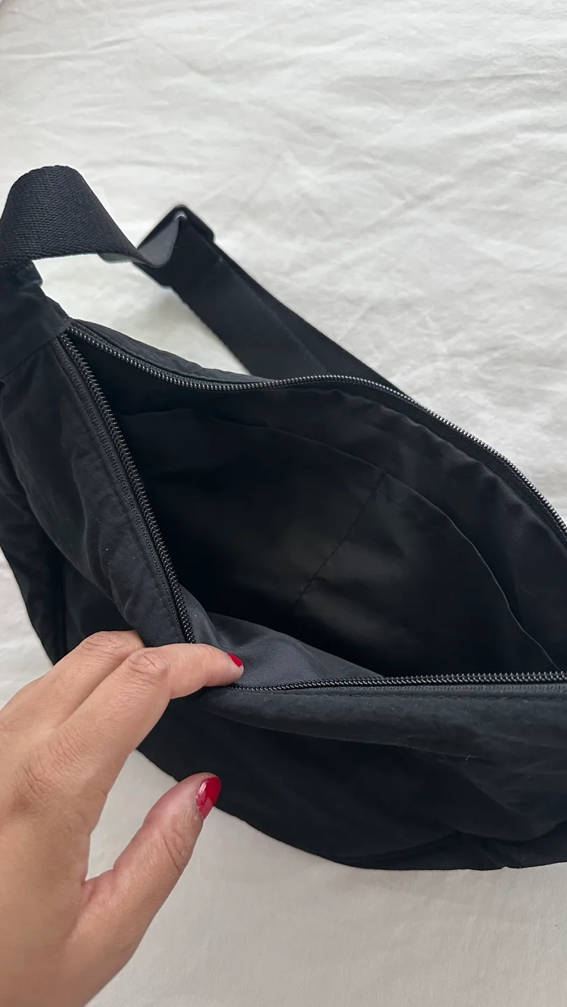 Uniqlo Black Fanny Pack image indicator(5)