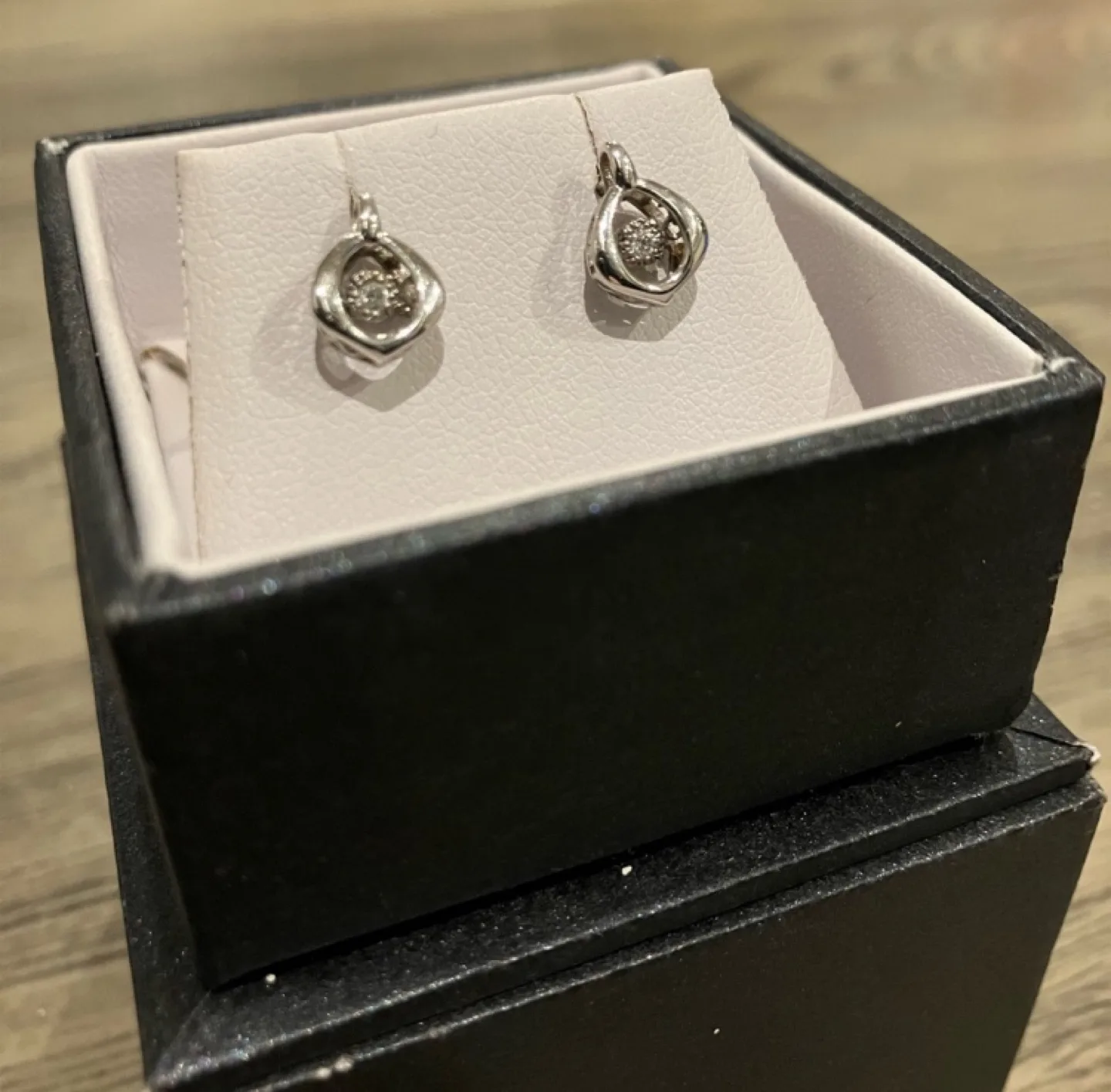 10k Gold 0.04 ctw Diamond Round Floating Diamond Earrings image indicator(5)