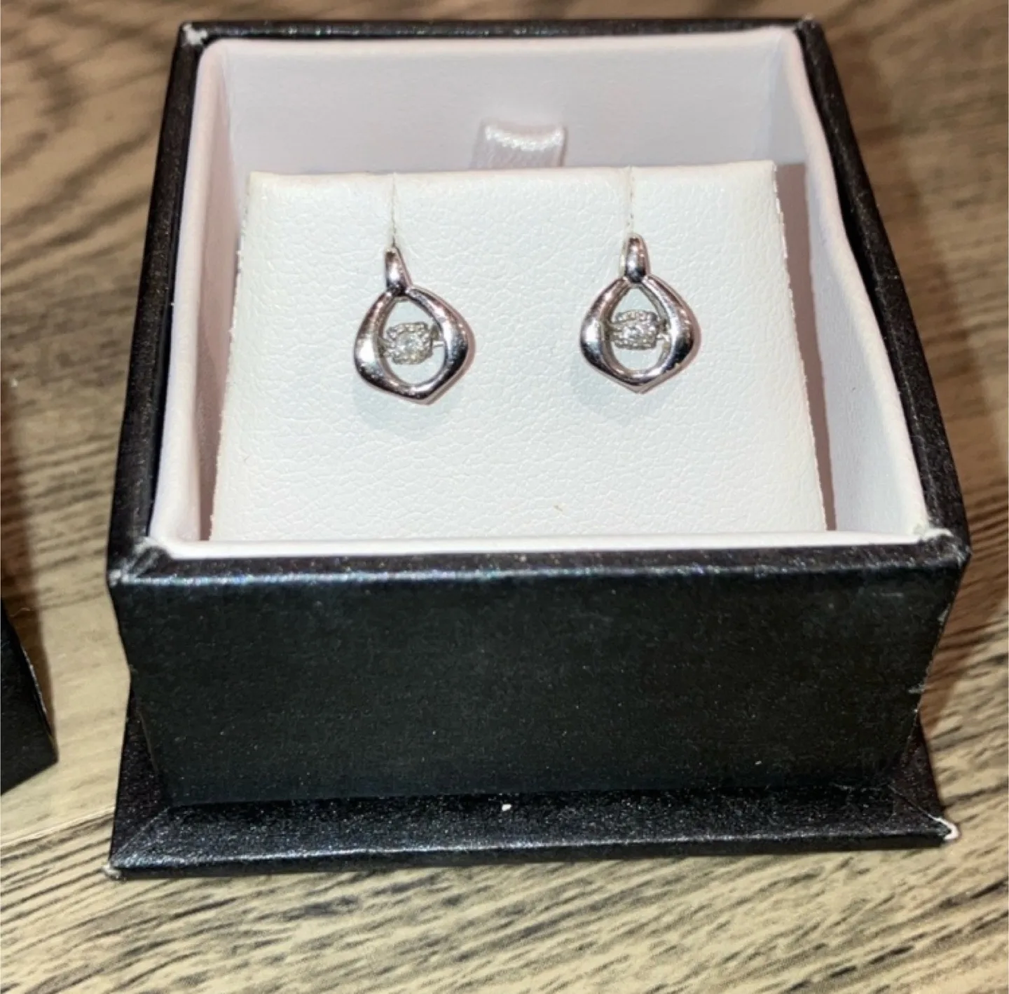 10k Gold 0.04 ctw Diamond Round Floating Diamond Earrings image indicator(6)