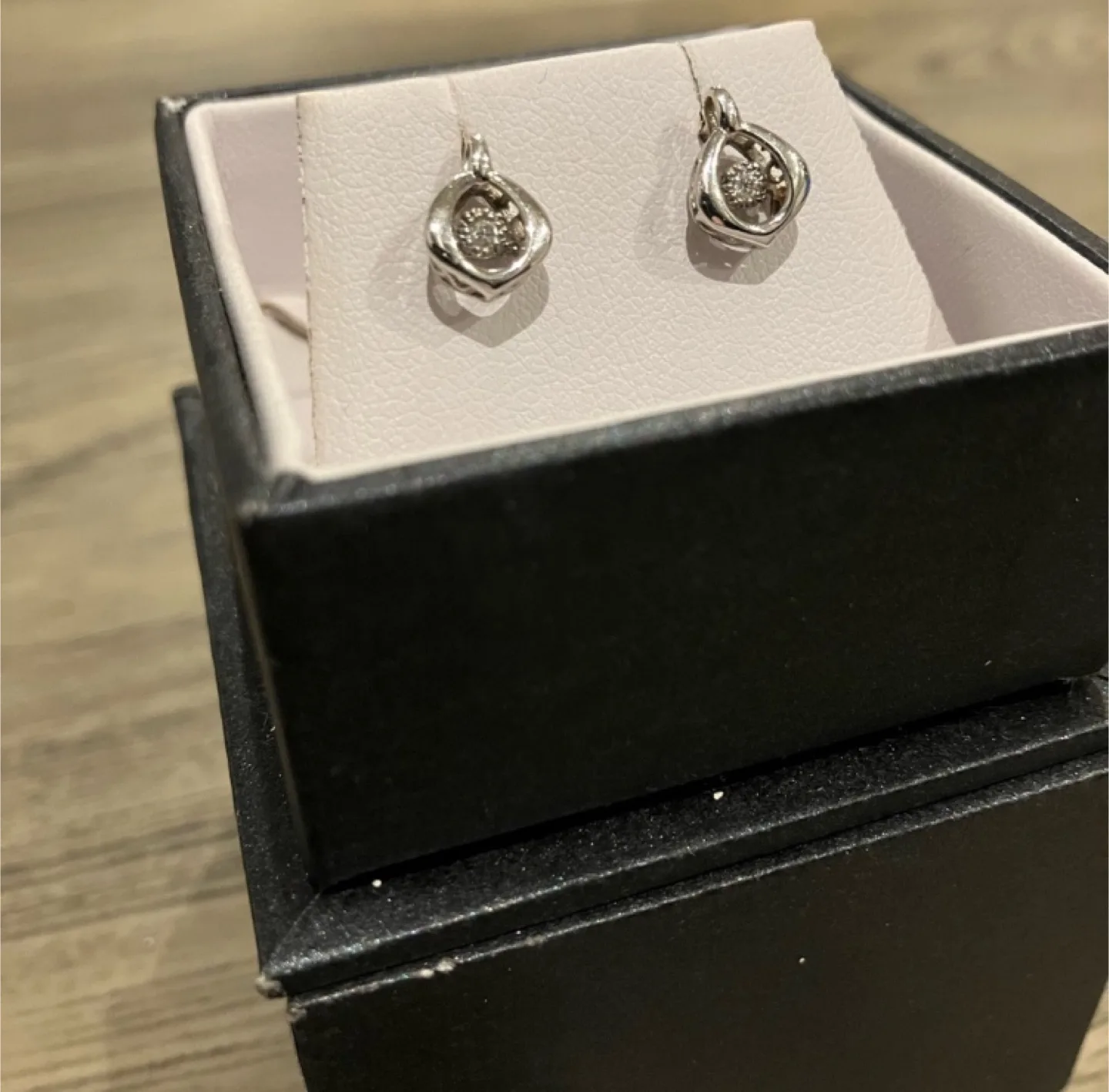 10k Gold 0.04 ctw Diamond Round Floating Diamond Earrings image indicator(4)