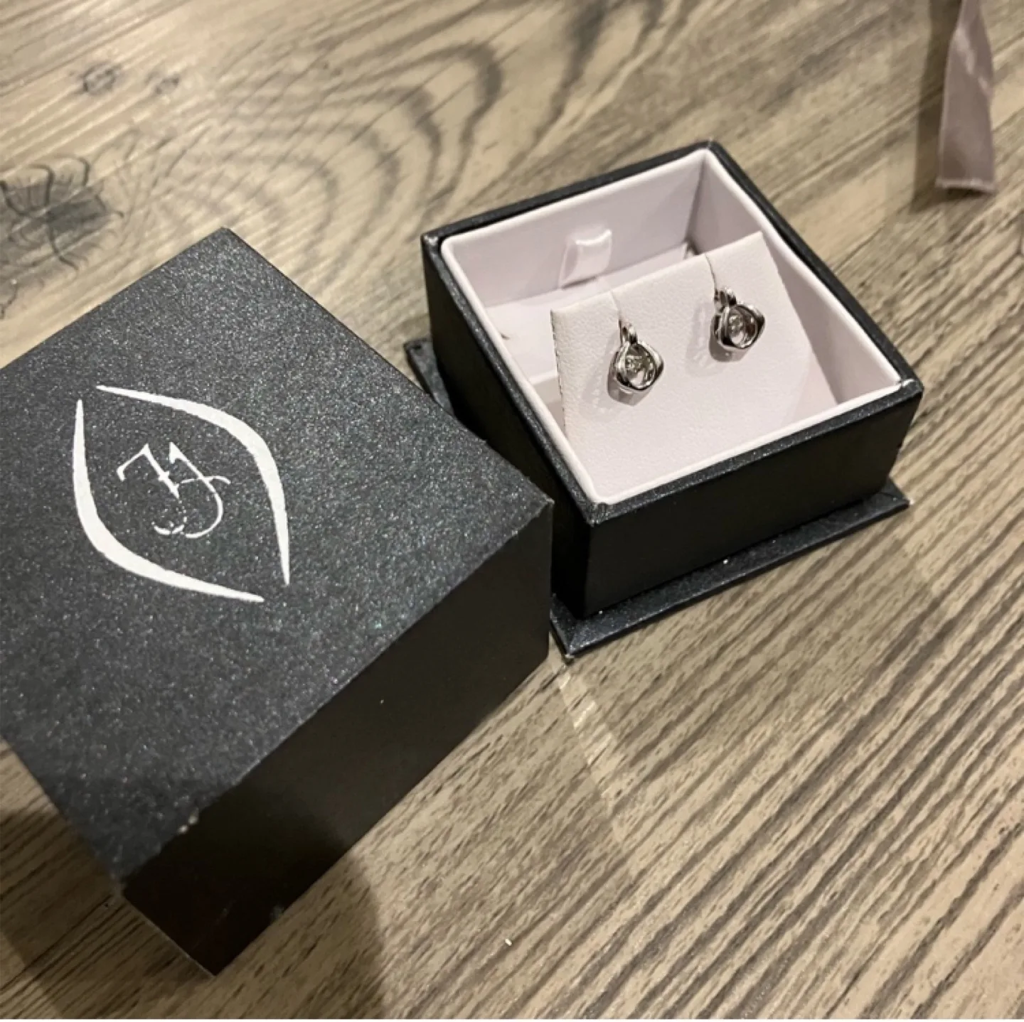 10k Gold 0.04 ctw Diamond Round Floating Diamond Earrings image indicator(8)