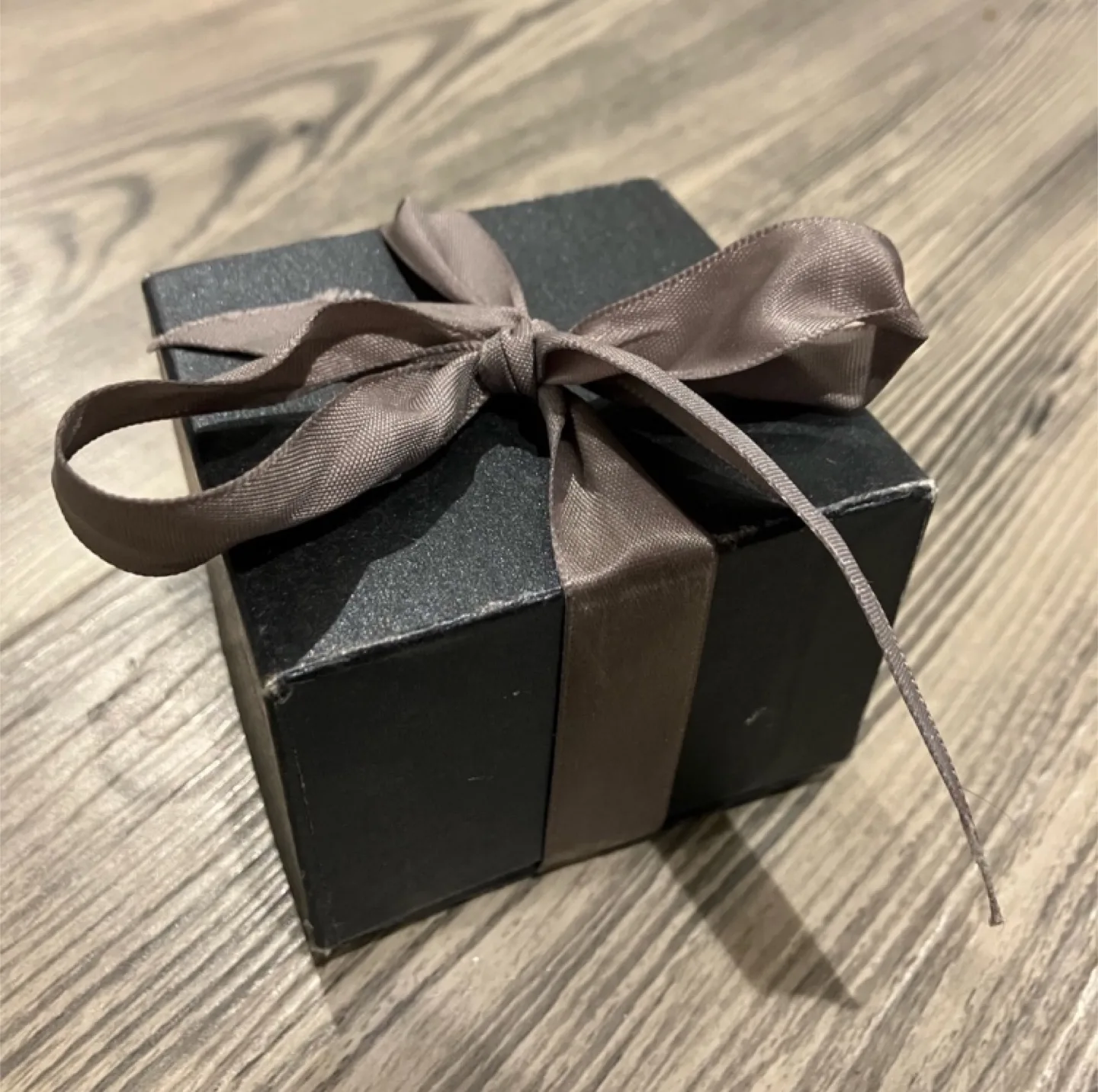 10k Gold 0.04 ctw Diamond Round Floating Diamond Earrings image indicator(10)