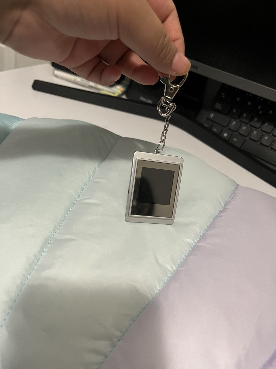 USB Rechargeable Keychain Photo Viewer - photo 3