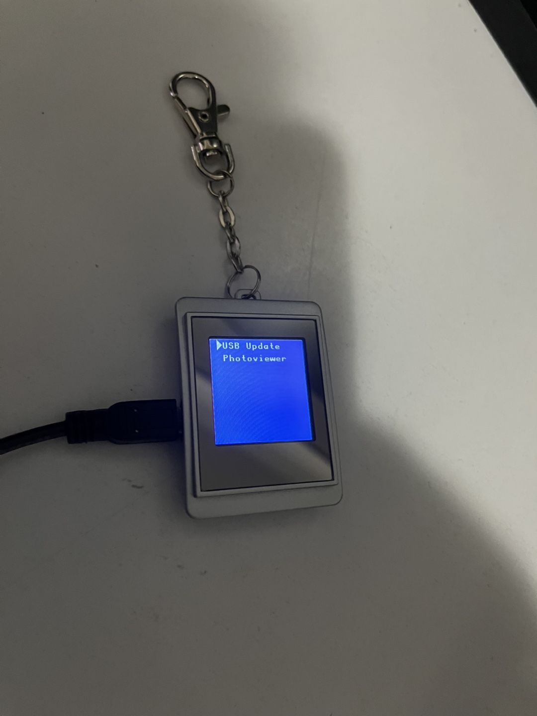 USB Rechargeable Keychain Photo Viewer - photo 2
