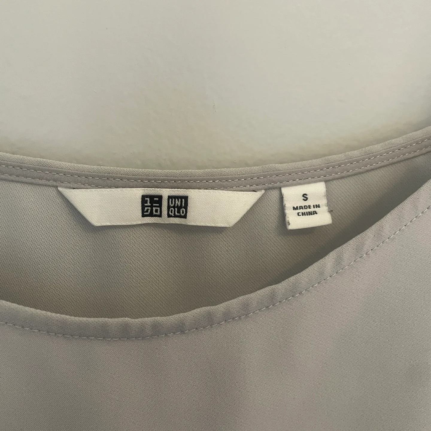 Uniqlo Grey Off White Camisole Tank Top Size Small image indicator(4)