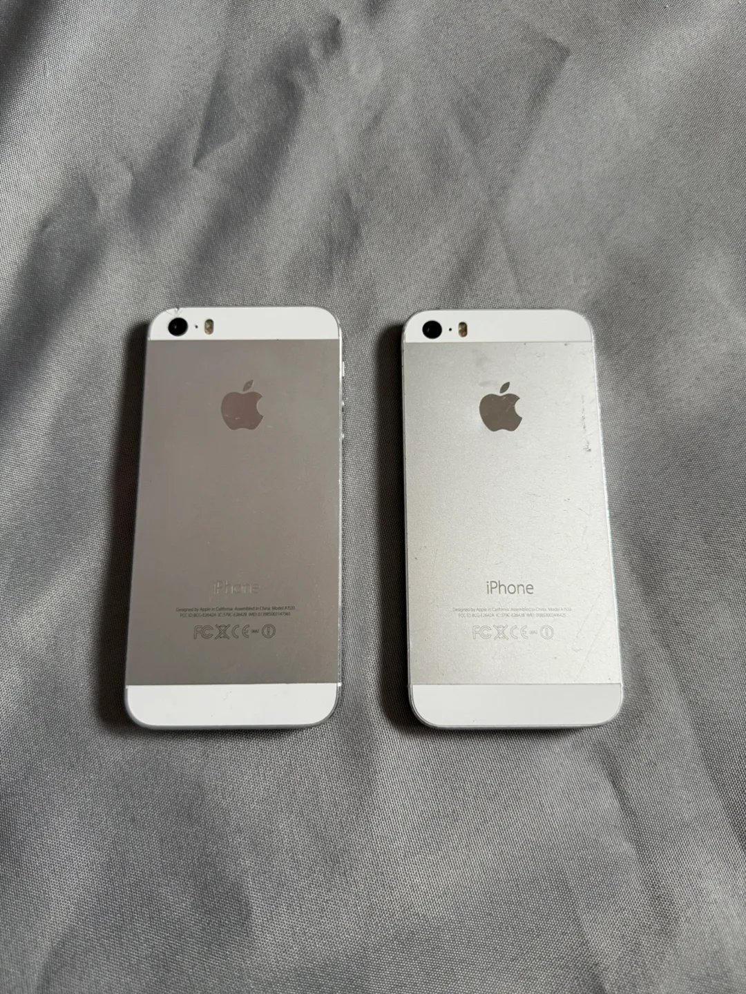 Pair of iPhones 5s - Silver thumbnail