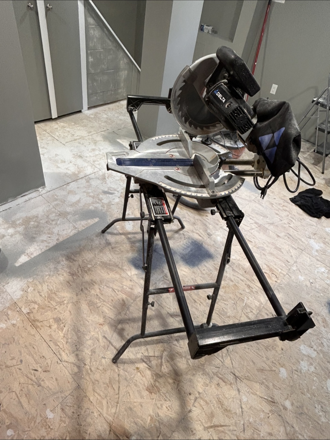 Delta 10-inch Compound Miter Saw with Stand - photo 3