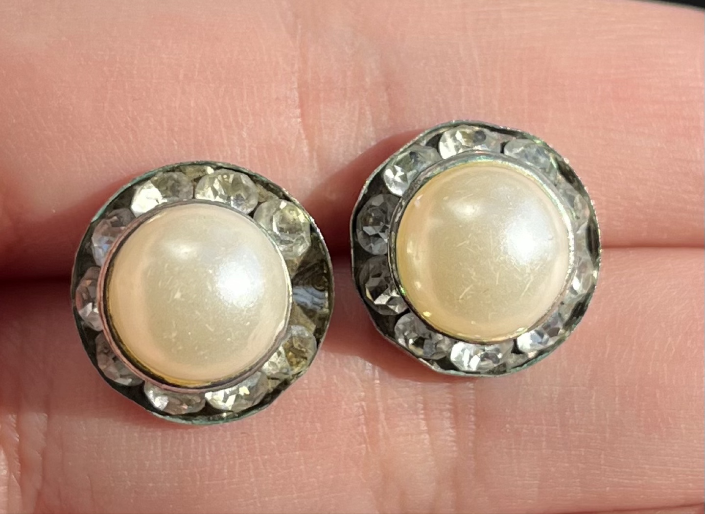 Faux pearl earrings 💚