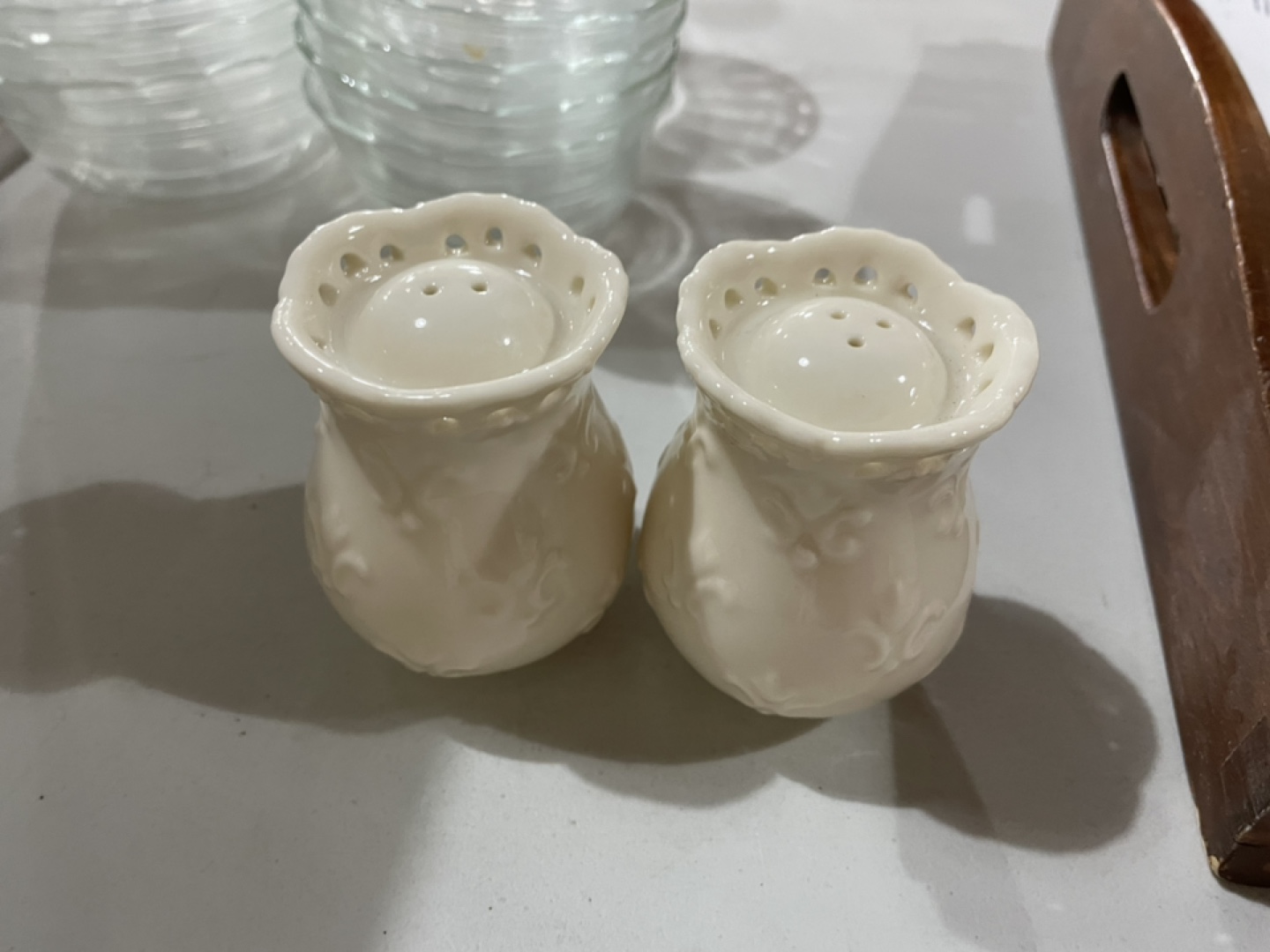 Cream-coloured Tea Set with Lace Detailing - photo 2