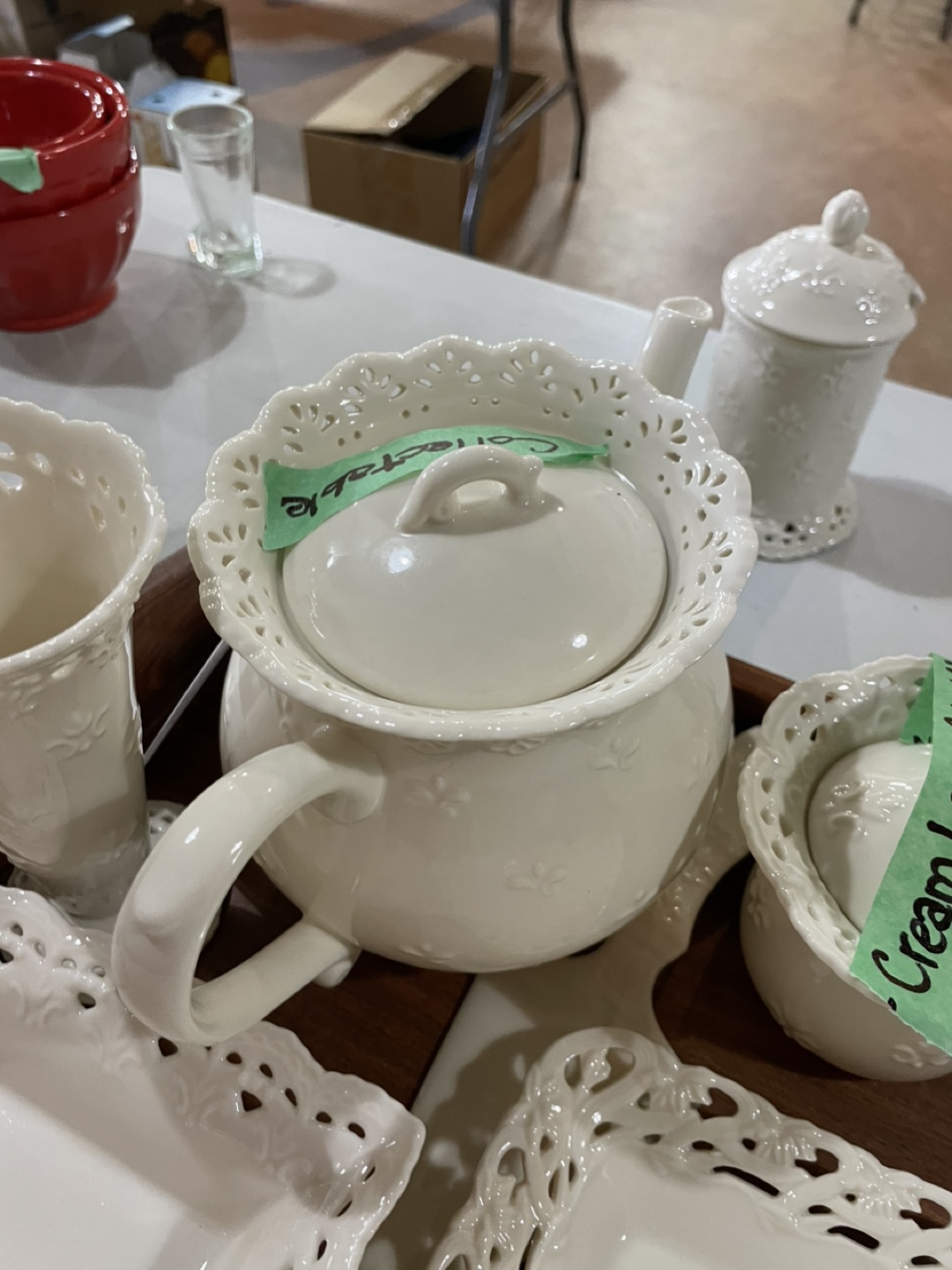 Cream-coloured Tea Set with Lace Detailing - photo 4